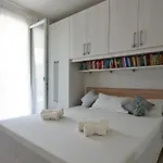 Apartment Host In Italy - Oasi Moderna Con Piscina A Due Passi Dal Mare *